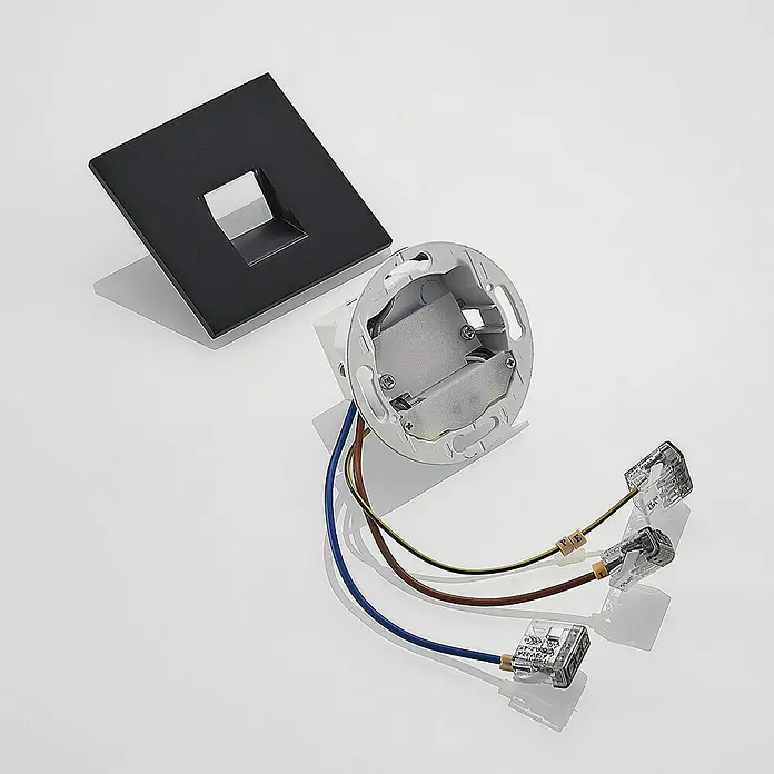 Arcchio Wandleuchte Vexi - schwarz - Schwarze quadratische Einbauleuchte mit Anschlussdose und elektrischen Klemmen.