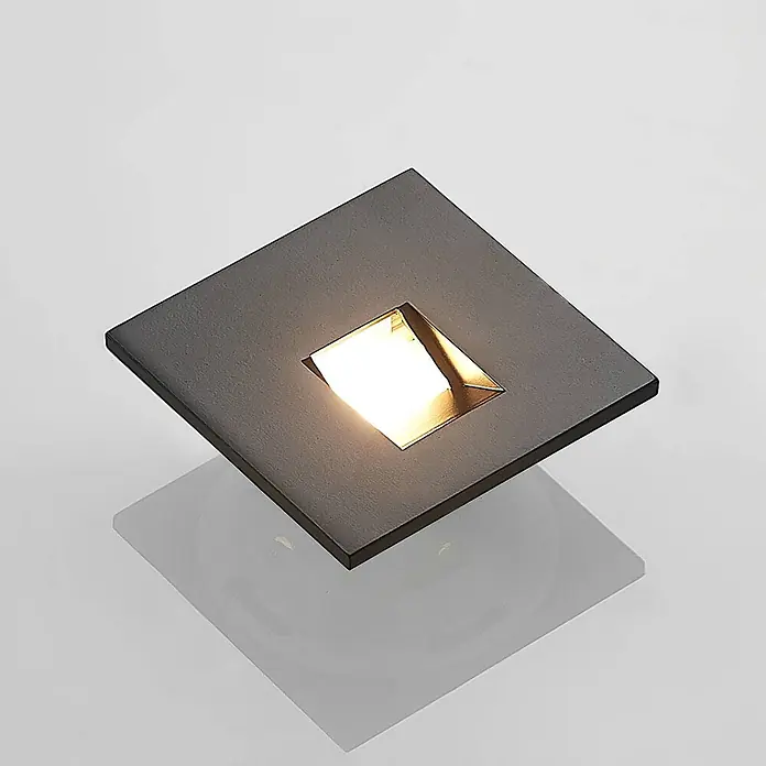 Arcchio Wandleuchte Vexi - schwarz - Eine quadratische, dunkelgraue Einbau-LED-Leuchte mit warmem, goldenem Licht aus ihrem Inneren.