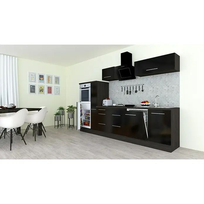 Respekta Premium Küchenzeile RP310HESBO - Breite: 310 cm, Schwarz, Mit Elektrogeräten - Elegante, dunkle Küche mit modernen Geräten und stilvollen Details. Der Kühlschrank ist geöffnet und gibt Einblick auf den Inhalt.