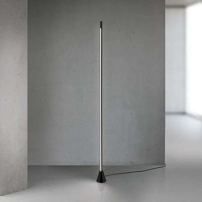 Orion Leuchten LED-Stehleuchte - 26 W, Höhe: 157 cm - Hohe, schwarze minimalistische Stehlampe mit integriertem vertikalen LED-Streifen, die einen modernen Raum beleuchtet.
