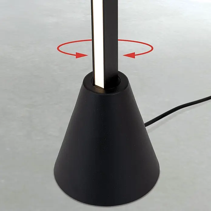 Orion Leuchten LED-Stehleuchte - 26 W, Höhe: 157 cm - Schwarzer Lampenfuß mit drehbarer vertikaler LED-Lichtleiste. Ein Netzkabel ist sichtbar.