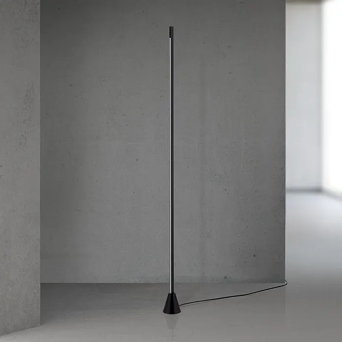 Orion Leuchten LED-Stehleuchte - 26 W, Höhe: 157 cm - Schlanke, schwarze Stehleuchte mit integriertem vertikalen LED-Lichtstreifen in einem modernen Raum.