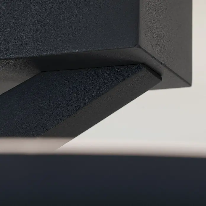 Orion Leuchten LED-Deckenleuchte rund -  - Nahaufnahme eines dunkelgrauen, texturierten, winkligen Bauteils mit matter Oberfläche.