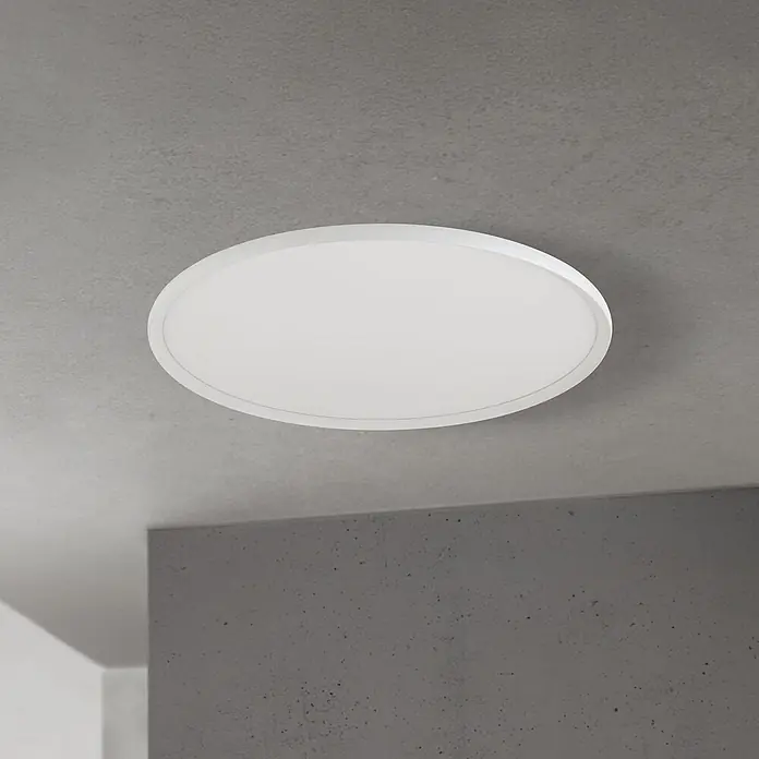 Orion Leuchten LED-Deckenleuchte rund -  - Weiße, runde Aufputz-Deckenleuchte an einer strukturierten Betondecke.