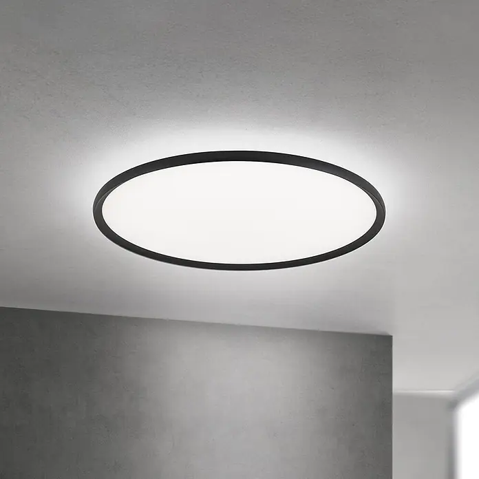 Orion Leuchten LED-Deckenleuchte rund -  - Ovale LED-Deckenleuchte mit schwarzem Rahmen, bündig montiert, strahlt helles weißes Licht aus.