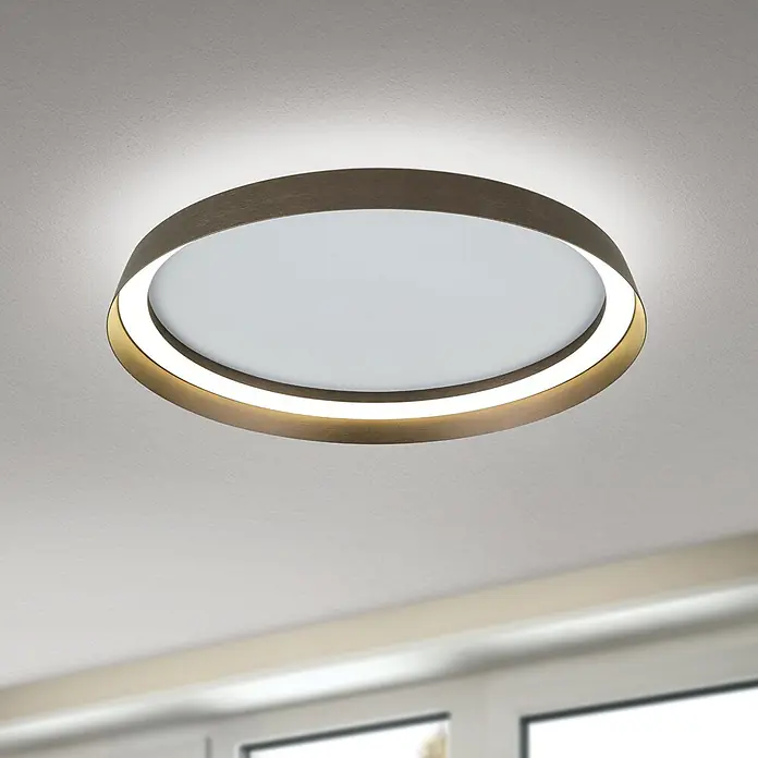 Orion Leuchten LED-Deckenleuchte rund -  - Runde LED-Deckenleuchte mit dunkel gebürstetem Metall-Außenring, beleuchtetem Messing-Innenring und weißem Diffusor, an der Decke montiert.