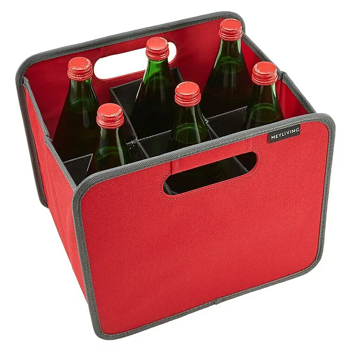 Meyliving Einsatz - Passend für: Meyliving Faltbox S/L & Kühltasche, Grau - Ein roter Getränkekasten mit sechs grünen Flaschen und roten Verschlüssen, ideal für den Transport von Getränken.