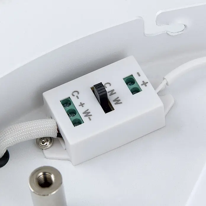 Orion Leuchten LED-Deckenleuchte rund -  - Weißer elektrischer Klemmblock mit schwarzem Schalter und Klemmen, beschriftet C- + W-, CNW und +-.