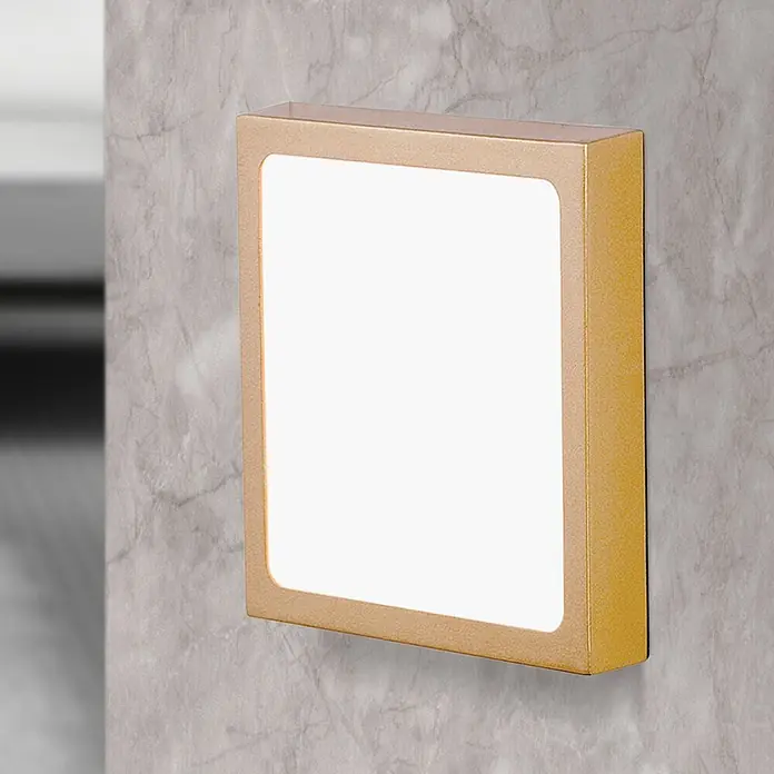 Orion Leuchten LED-Deckenleuchte rund -  - Quadratische LED-Wandleuchte mit Goldrahmen an einer grauen Marmorwand montiert.