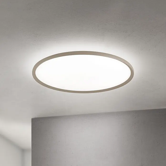 Orion Leuchten LED-Deckenleuchte rund -  - Beleuchtete runde LED-Deckenleuchte mit hellbraunem Rahmen.