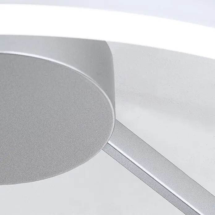 Orion Leuchten LED-Deckenleuchte rund -  - Silber-graues mattes Metallteil mit runder Scheibe und geradem Verbindungsarm, modernes Design zeigend.