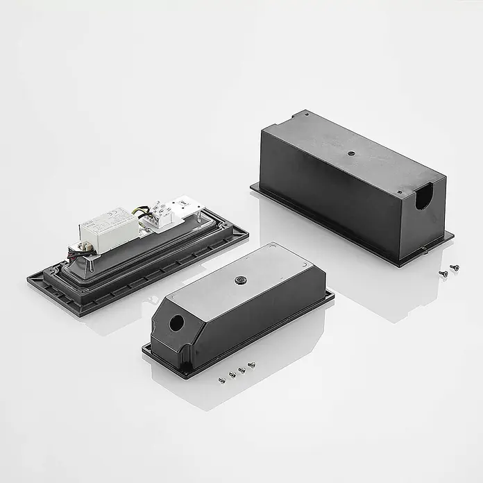 Lucande Außenwandleuchte Jaano - schwarz, IP65 - Zerlegte rechteckige schwarze Beleuchtungsarmatur: Basis mit LED-Netzteil, zwei Gehäuseteile und Schrauben.