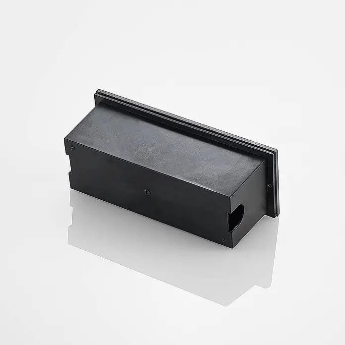 Lucande Außenwandleuchte Jaano - schwarz, IP65 - Dunkles rechteckiges Einbaugehäuse mit strukturiertem Rand und Kabeleinführung.