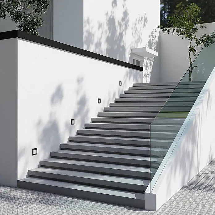 Arcchio Außenwandleuchte Zamo - schwarz, IP65 - Quadratische schwarze Einbauleuchten beleuchten eine moderne Außentreppe.