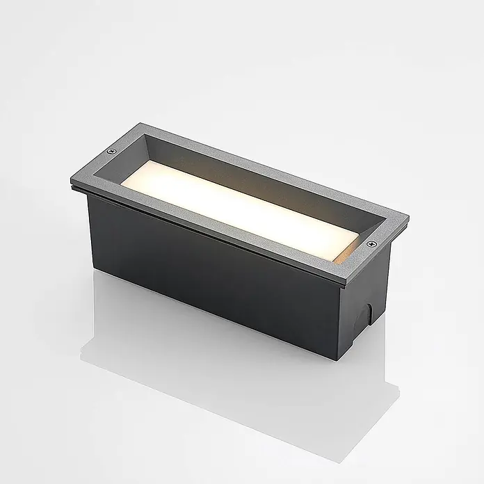 Lucande Außenwandleuchte Lachlain - alu / grau / zink, IP65 - Rechteckige, dunkelgraue Einbau-LED-Leuchte mit texturiertem grauen Rahmen und leuchtendem weißem Lichtstreifen.