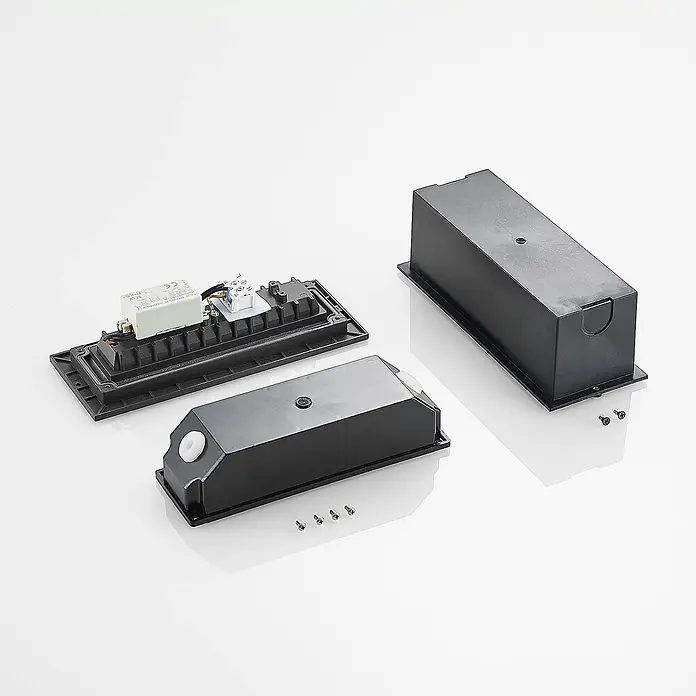 Lucande Außenwandleuchte Lachlain - alu / grau / zink, IP65 - Zerlegte schwarze Kunststoff-Einbauleuchtenkomponenten mit Netzteil und Schrauben.