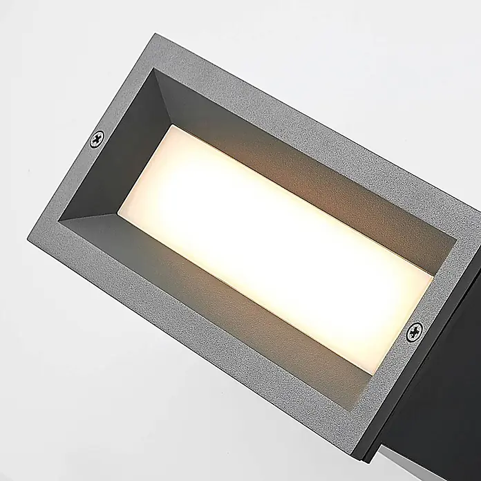 Lucande Außenwandleuchte Lachlain - alu / grau / zink, IP65 - Rechteckige graue LED-Wandleuchte mit mattem Diffusor und sichtbaren Schrauben, emittiert warmweißes Licht.