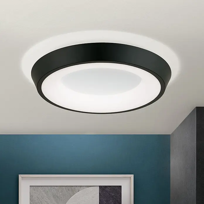 Orion Leuchten LED-Deckenleuchte rund -  - Eine moderne, runde Deckenleuchte in Schwarz-Weiß, die einen Raum mit Uplight-Effekt beleuchtet.