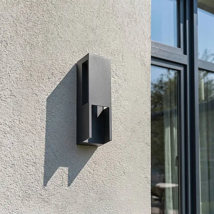 Lindby Außenwandleuchte Enyra - schwarz, weiß / opal, IP65 - Moderne dunkelgraue Außenwandleuchte an strukturierter Wand, für Auf- und Abwärtsbeleuchtung.