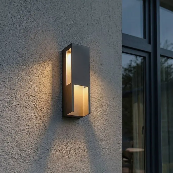 Lindby Außenwandleuchte Enyra - schwarz, weiß / opal, IP65 - Anthrazitfarbene Außenwandleuchte mit Auf-Ab-Lichteffekt an strukturierter Fassade.