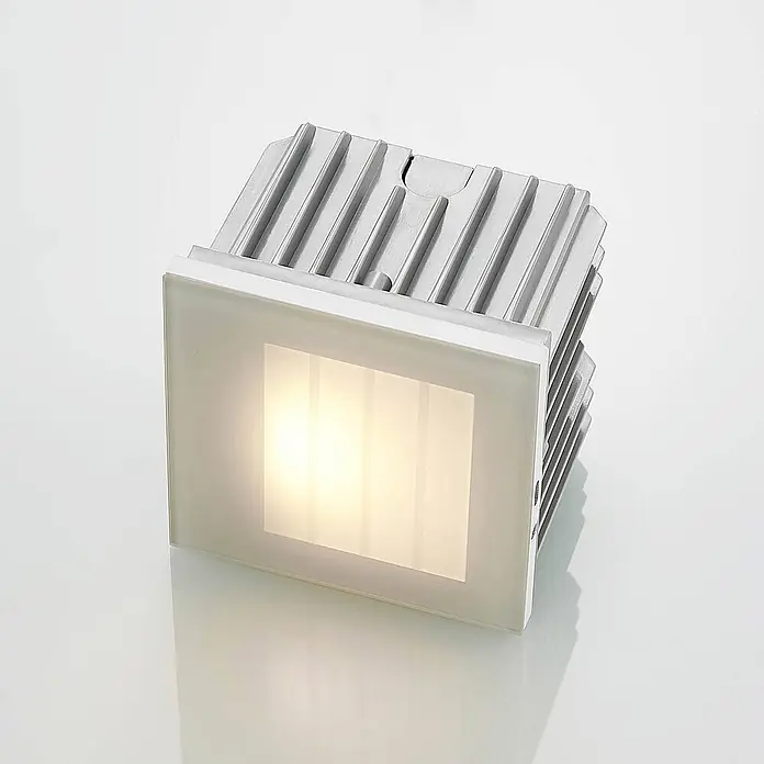 Arcchio Außenwandleuchte Zamo - weiß / opal, IP65 - Rechteckige LED-Treppenleuchte mit satiniertem Glasdiffusor und geripptem silbergrauen Metallgehäuse, strahlt warmweißes Licht ab.
