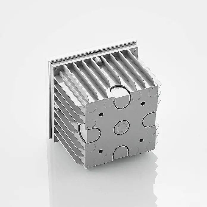 Arcchio Außenwandleuchte Zamo - weiß / opal, IP65 - Quadratisches weißes/hellgraues Einbau-LED-Downlight-Gehäuse mit Kühlrippen und verschiedenen Kabeleinführungen.