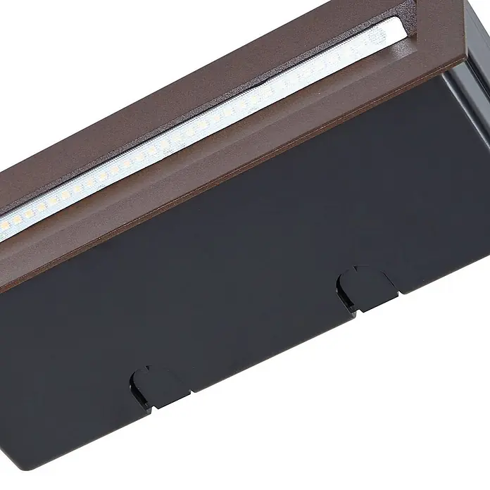 Lucande Außenwandleuchte Loya - braun / rost, IP54 - Bronzefarbene lineare LED-Leuchte mit sichtbaren weißen LEDs und einer dunklen Bodenplatte.