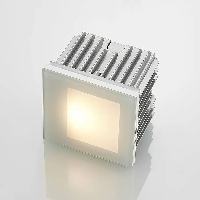 Arcchio Außenwandleuchte Zamo - weiß / opal, IP65 - Quadratische LED-Einbauleuchte mit satinierter Glasabdeckung und warmweißem Licht, ausgestattet mit silbernem Metallkühlkörper.