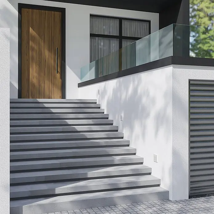 Arcchio Außenwandleuchte Zamo - weiß / opal, IP65 - Moderne graue Betontreppe, die zu einer eleganten Holztür und einem Glasbalkongeländer eines modernen Gebäudes führt.