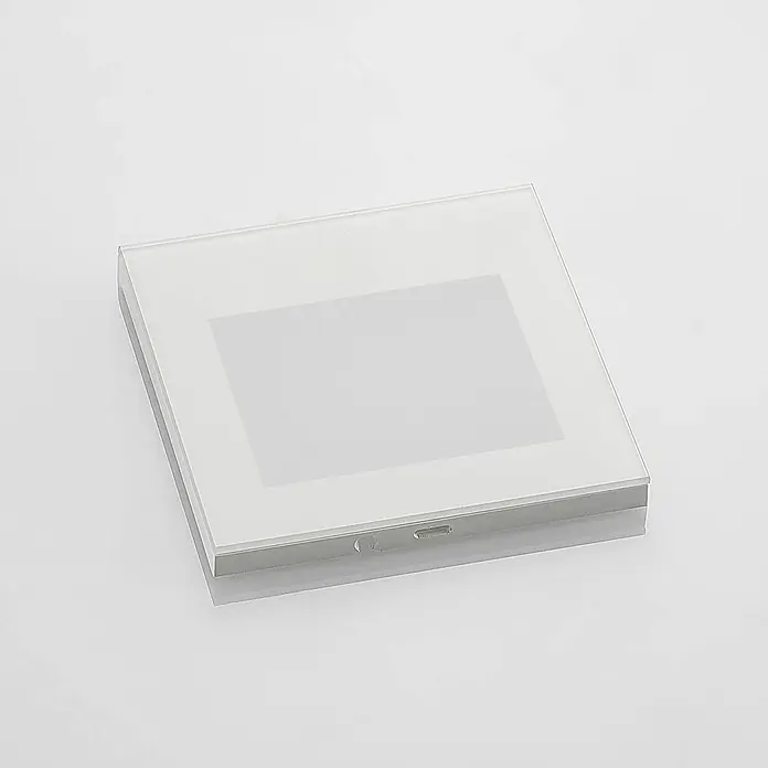 Arcchio Außenwandleuchte Zamo - weiß / opal, IP65 - Quadratisches Gerät mit Milchglasplatte und hellgrauem Sockel, mit zentralem Anzeigebereich und kleinen Bedienelementen.