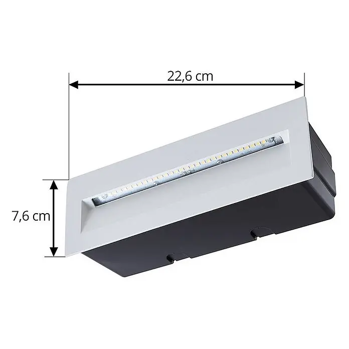 Lucande Außenwandleuchte Loya - weiß / opal, IP54 - Weiße LED-Einbauleuchte, 22,6 cm lang und 7,6 cm hoch, mit dunklem Gehäuse.