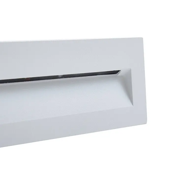 Lucande Außenwandleuchte Loya - weiß / opal, IP54 - Weißes, rechteckiges LED-Einbauwandlicht mit strukturierter Oberfläche und Lamellenöffnung.