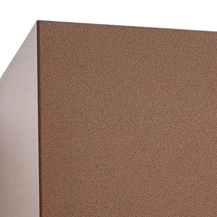 Lindby Außenwandleuchte Nivar - 10 x 20 x 10 cm, braun / rost, braun / rost, IP54 - Nahaufnahme einer rechteckigen Produktecke mit strukturierter, matter Bronzeoberfläche.