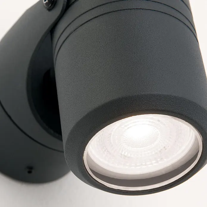 Orion Leuchten Außenwandleuchte - 6,8 x 6,8 x 16 cm, IP44 - Dunkelgrauer strukturierter Strahler mit beleuchteter LED-Lampe.
