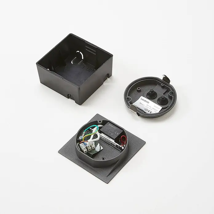 Lucande Außenwandleuchte Loya - schwarz, schwarz, IP54 - Zerlegte schwarze Außenleuchte mit quadratischer Basis, Innenverkabelung, Treiber, separatem Montagekasten und runder Abdeckung.
