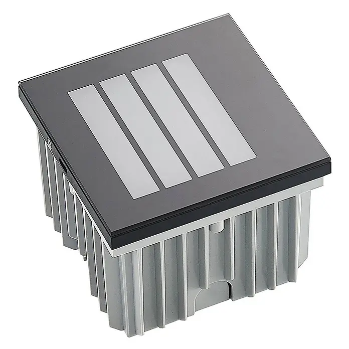 Arcchio Außenwandleuchte Zamo - schwarz, IP65 - Quadratische Solar-Bodenleuchte mit dunkelgrauer Glasplatte und vier Solarzellen, auf hellgrauem Rippenboden.