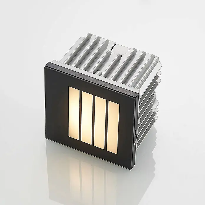 Arcchio Außenwandleuchte Zamo - schwarz, IP65 - Schwarze LED-Einbauleuchte mit vier leuchtenden Rechtecksegmenten und metallischem Kühlkörper.