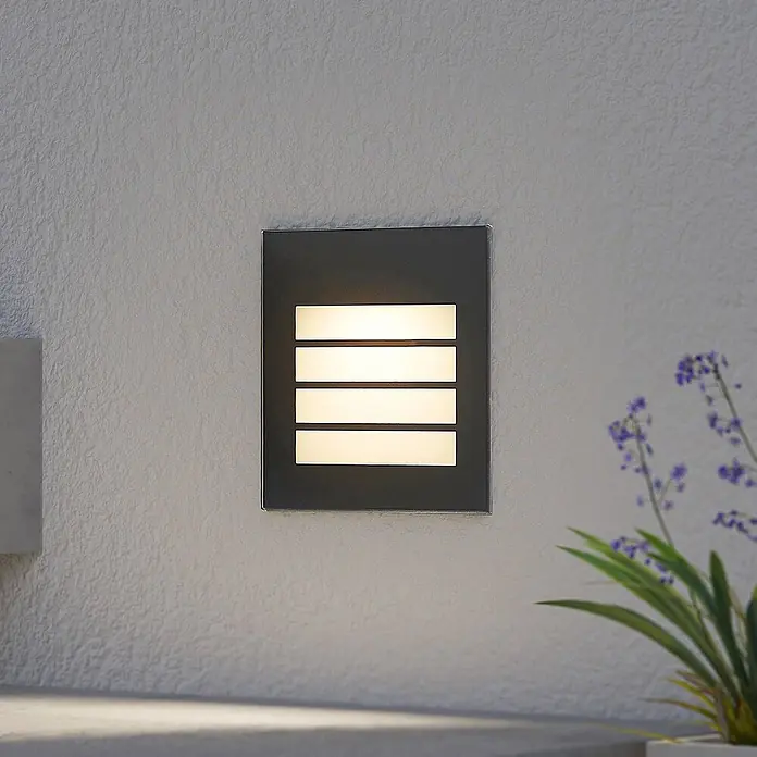 Arcchio Außenwandleuchte Zamo - schwarz, IP65 - Dunkle, rechteckige Wandleuchte mit vier horizontalen Lichtstreifen, die warmes Licht abgeben.