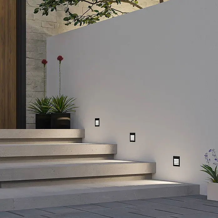 Arcchio Außenwandleuchte Zamo - schwarz, IP65 - Schwarze rechteckige Wand-Stufenleuchten beleuchten Betontreppen.