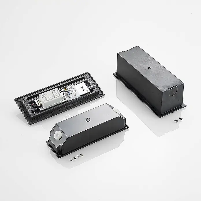 Lucande Außenwandleuchte Zandro - schwarz, IP65 - Zerlegte schwarze rechteckige Außenleuchte mit sichtbarer LED-Stromversorgung und Schrauben.