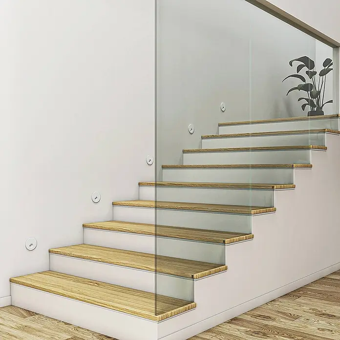 Arcchio Wandleuchte Vexi - L x B x H: 7,5 x 7,5 x 4,06 cm, weiß / opal - Runde, weiße Einbauleuchten beleuchten eine moderne Treppe mit Holzstufen und Glasgeländer.