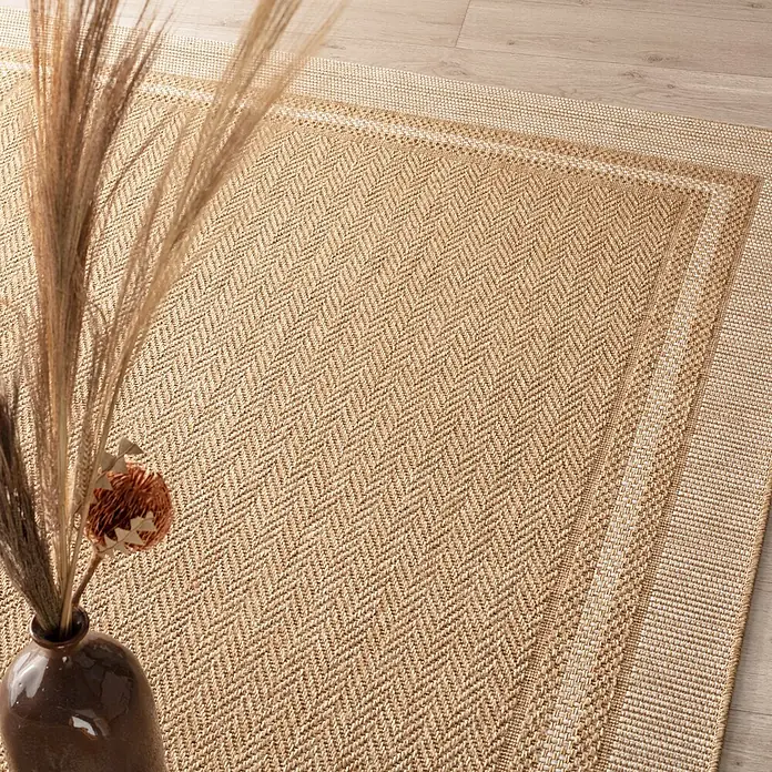 Dekoria Flachgewebeteppich - karamellfarben - Natürlicher Faserteppich mit Fischgrätmuster und Bordüre in Beige- und Brauntönen auf Holzboden.