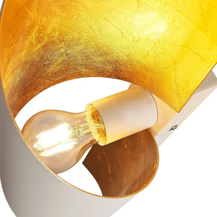 Lindby Wandleuchte Vanni - L x B x H: 17 x 15 x 52 cm, weiß / opal, E27 - Weiße Lampe mit strukturierter Goldblatt-Innenseite und leuchtender Glühbirne.