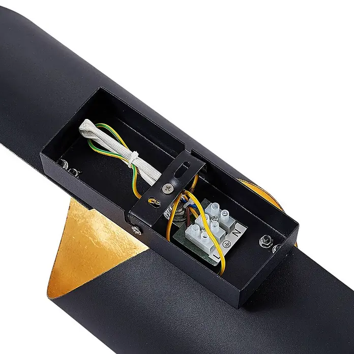 Lindby Wandleuchte Vanni - L x B x H: 17 x 14,5 x 57 cm, schwarz, E27 - Innenansicht einer schwarzen Leuchte, zeigt das goldfarbene Innere und die elektrische Verkabelung mit Klemmen für den Anschluss (L, N, Erde).