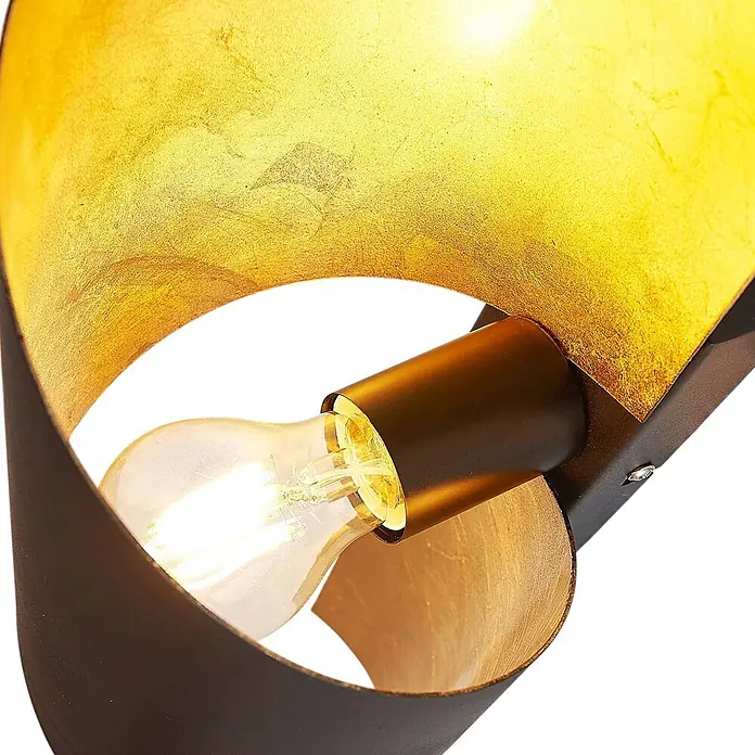 Lindby Wandleuchte Vanni - L x B x H: 17 x 14,5 x 57 cm, schwarz, E27 - Dunkle Metalllampe mit goldener Innenseite, die Licht einer glühenden Birne reflektiert.