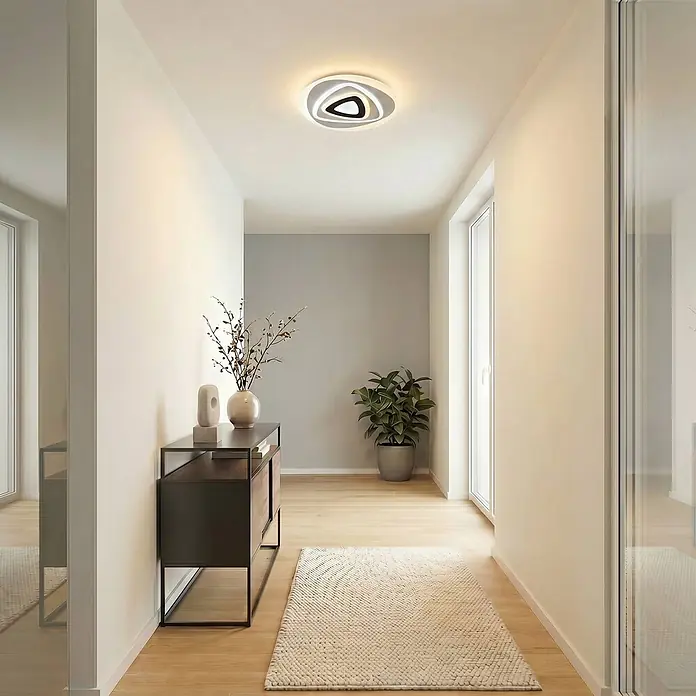 Lindby Deckenleuchte Rebeka - L x B x H: 70 x 70 x 5,5 cm, weiß / opal - Moderne, organisch geformte LED-Deckenleuchte in Weiß, Silber und Schwarz, die einen hellen Flur beleuchtet.