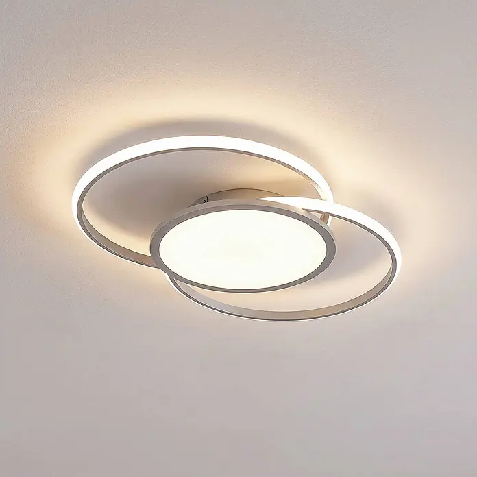 Lucande Deckenleuchte Senne - alu / grau / zink - Moderne LED-Deckenleuchte mit zentraler runder Platte und zwei überlappenden, geschwungenen silberfarbenen Ringen.