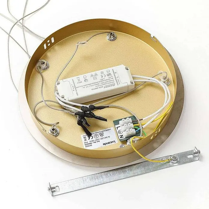 Lucande Pendelleuchte Hayley - L x B x H: 30 x 30 x 150 cm, klar / transparent, klar, gold - Rückseite einer goldfarbenen Deckenleuchte mit Innenverdrahtung, LED-Treiber, Klemmenblock und separater Montagehalterung.