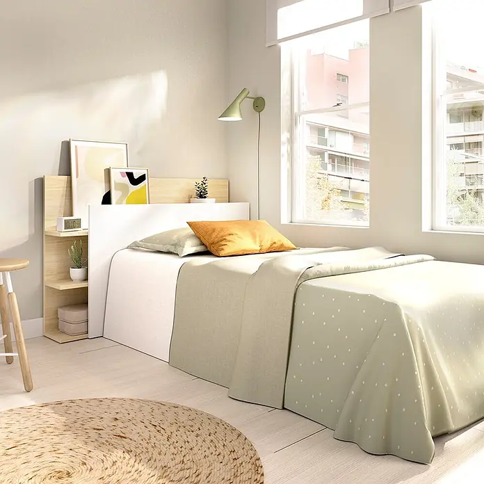 Dekit Cabecero de cama Tori - L x An: 19,2 x 105,2 cm, Blanco/Roble claro, Específico para: Cama de 90 cm. - Cama individual moderna con cabecero blanco y estantes de madera clara integrados, con ropa de cama neutra y amarilla, en un dormitorio luminoso.