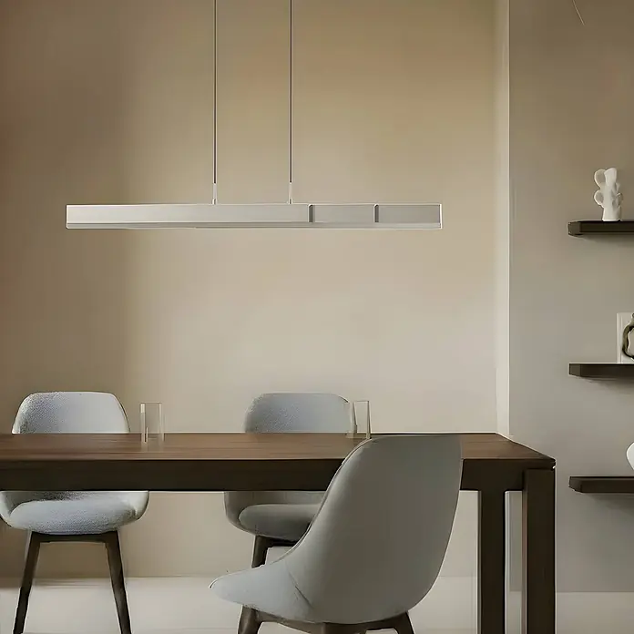 Lucande Pendelleuchte Torven - L x B x H: 121,5 x 5,5 x 8 cm, alu / grau / zink, Metall - Moderne weiße lineare Pendelleuchte beleuchtet einen Esstisch.